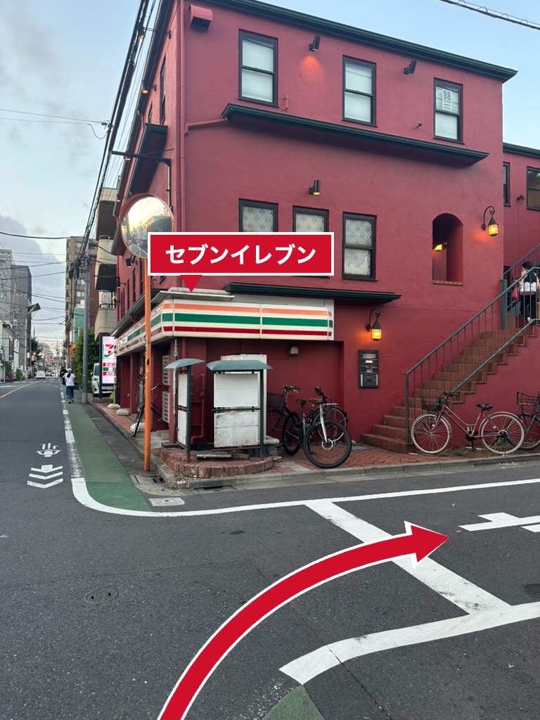 学園通りのセブンイレブン。手前の角を右折します